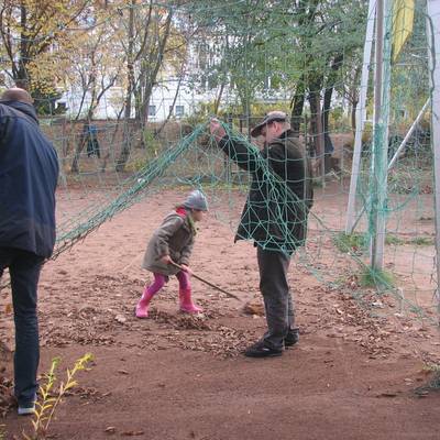 auch der sportplatz wird gesaeubert